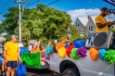 Provincetown, Massachusetts ABD - 22 Ağustos 2019 Ticaret Caddesi 'ndeki Yıllık Provincetown Karnaval Yürüyüşü.