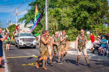 Provincetown, Massachusetts ABD - 22 Ağustos 2019 Ticaret Caddesi 'ndeki Yıllık Provincetown Karnaval Yürüyüşü.