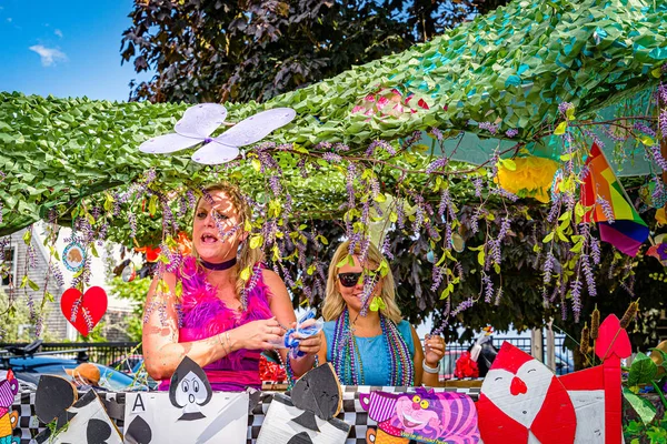 Provincetown, Massachusetts ABD - 22 Ağustos 2019 Ticaret Caddesi 'ndeki Yıllık Provincetown Karnaval Yürüyüşü.