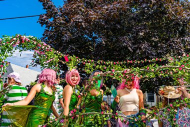 Provincetown, Massachusetts ABD - 22 Ağustos 2019 Ticaret Caddesi 'ndeki Yıllık Provincetown Karnaval Yürüyüşü.