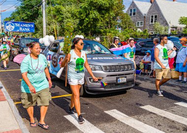 Provincetown, Massachusetts ABD - 22 Ağustos 2019 Ticaret Caddesi 'ndeki Yıllık Provincetown Karnaval Yürüyüşü.