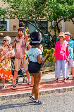 Provincetown, Massachusetts ABD - 22 Ağustos 2019 Ticaret Caddesi 'ndeki Yıllık Provincetown Karnaval Yürüyüşü.