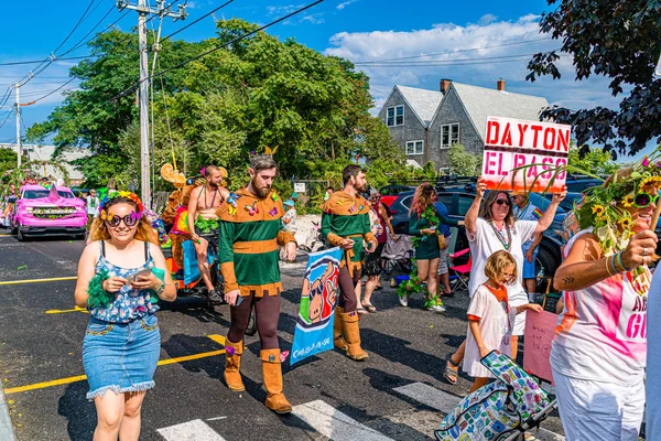 Provincetown, Massachusetts ABD - 22 Ağustos 2019 Ticaret Caddesi 'ndeki Yıllık Provincetown Karnaval Yürüyüşü.