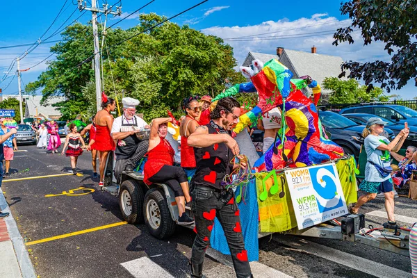 Provincetown, Massachusetts ABD - 22 Ağustos 2019 Ticaret Caddesi 'ndeki Yıllık Provincetown Karnaval Yürüyüşü. — Stok fotoğraf