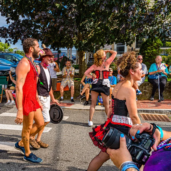 Provincetown, Massachusetts ABD - 22 Ağustos 2019 Ticaret Caddesi 'ndeki Yıllık Provincetown Karnaval Yürüyüşü. — Stok fotoğraf