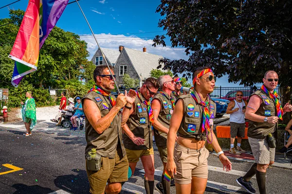 Provincetown, Massachusetts USA - sierpień 22, 2019 Ludzie spacerujący w corocznej Paradzie Karnawałowej Provincetown na Commercial Street. — Zdjęcie stockowe