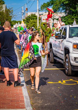 Provincetown, Massachusetts ABD - 22 Ağustos 2019 Ticaret Caddesi 'ndeki Yıllık Provincetown Karnaval Yürüyüşü.