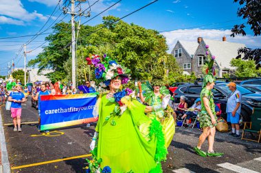Provincetown, Massachusetts ABD - 22 Ağustos 2019 Ticaret Caddesi 'ndeki Yıllık Provincetown Karnaval Yürüyüşü.