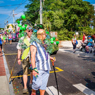 Provincetown, Massachusetts ABD - 22 Ağustos 2019 Ticaret Caddesi 'ndeki Yıllık Provincetown Karnaval Yürüyüşü.