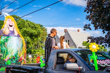 Provincetown, Massachusetts ABD - 22 Ağustos 2019 Ticaret Caddesi 'ndeki Yıllık Provincetown Karnaval Yürüyüşü.