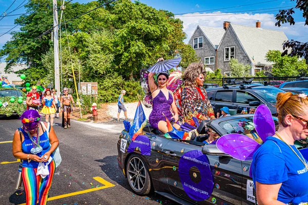 Provincetown, Massachusetts USA - sierpień 22, 2019 Ludzie spacerujący w corocznej Paradzie Karnawałowej Provincetown na Commercial Street. — Zdjęcie stockowe