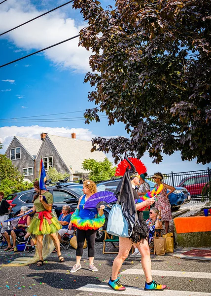 Provincetown, Massachusetts US - 22. August 2019 Menschen laufen bei der jährlichen Karnevalsparade in Provincetown auf der Commercial Street. — Stockfoto
