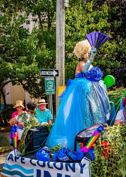 Provincetown, Massachusetts, USA - 22 augusti 2019 Personer som promenerar i den årliga karnevalsparaden på Commercial Street. — Stockfoto