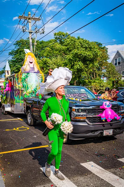 Provincetown, Massachusetts USA - sierpień 22, 2019 Ludzie spacerujący w corocznej Paradzie Karnawałowej Provincetown na Commercial Street. — Zdjęcie stockowe