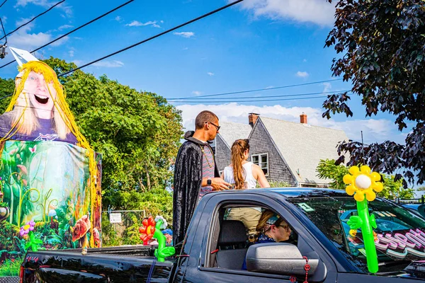 Provincetown, Massachusetts ABD - 22 Ağustos 2019 Ticaret Caddesi 'ndeki Yıllık Provincetown Karnaval Yürüyüşü.