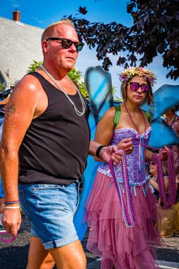 Provincetown, Massachusetts ABD - 22 Ağustos 2019 Ticaret Caddesi 'ndeki Yıllık Provincetown Karnaval Yürüyüşü.