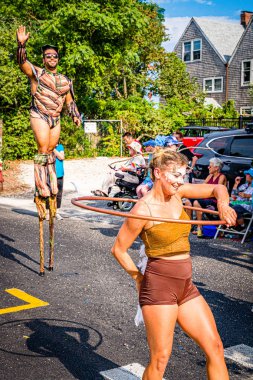 Provincetown, Massachusetts ABD - 22 Ağustos 2019 Ticaret Caddesi 'ndeki Yıllık Provincetown Karnaval Yürüyüşü.