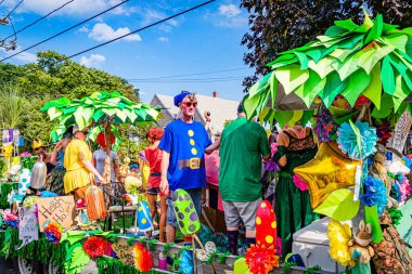 Provincetown, Massachusetts ABD - 22 Ağustos 2019 Ticaret Caddesi 'ndeki Yıllık Provincetown Karnaval Yürüyüşü.