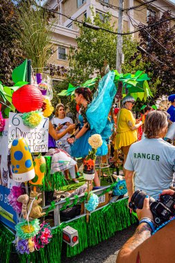 Provincetown, Massachusetts ABD - 22 Ağustos 2019 Ticaret Caddesi 'ndeki Yıllık Provincetown Karnaval Yürüyüşü.