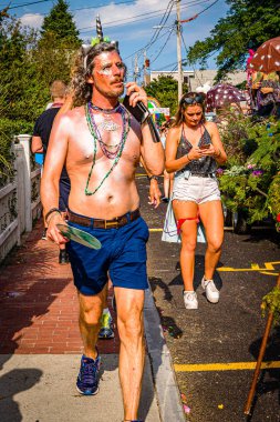 Provincetown, Massachusetts ABD - 22 Ağustos 2019 Ticaret Caddesi 'ndeki Yıllık Provincetown Karnaval Yürüyüşü.