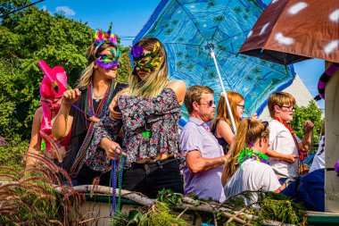 Provincetown, Massachusetts ABD - 22 Ağustos 2019 Ticaret Caddesi 'ndeki Yıllık Provincetown Karnaval Yürüyüşü.