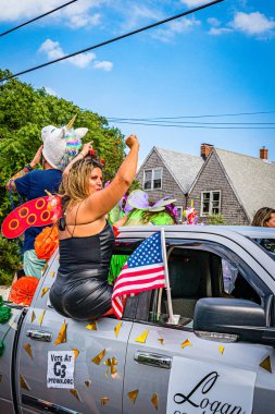 Provincetown, Massachusetts ABD - 22 Ağustos 2019 Ticaret Caddesi 'ndeki Yıllık Provincetown Karnaval Yürüyüşü.