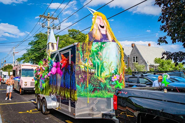 Provincetown, Massachusetts US - 22. August 2019 Menschen laufen bei der jährlichen Karnevalsparade in Provincetown auf der Commercial Street. — Stockfoto