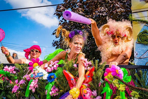 Provincetown, Massachusetts EUA - 22 de agosto de 2019 Pessoas caminhando no desfile anual do Carnaval de Provincetown na Commercial Street. — Fotografia de Stock