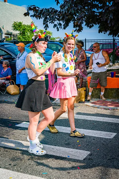 Provincetown, Massachusetts ABD - 22 Ağustos 2019 Ticaret Caddesi 'ndeki Yıllık Provincetown Karnaval Yürüyüşü. — Stok fotoğraf