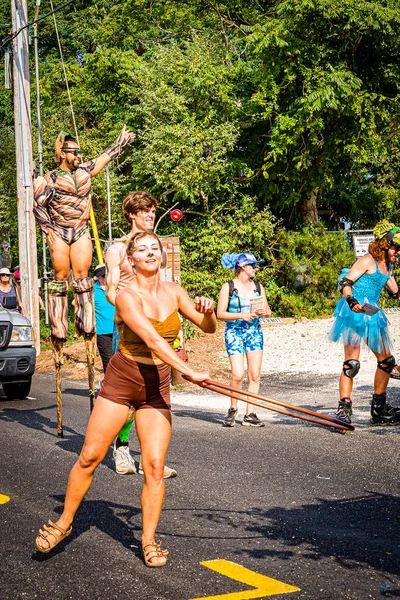 Provincetown, Massachusetts USA - sierpień 22, 2019 Ludzie spacerujący w corocznej Paradzie Karnawałowej Provincetown na Commercial Street. — Zdjęcie stockowe