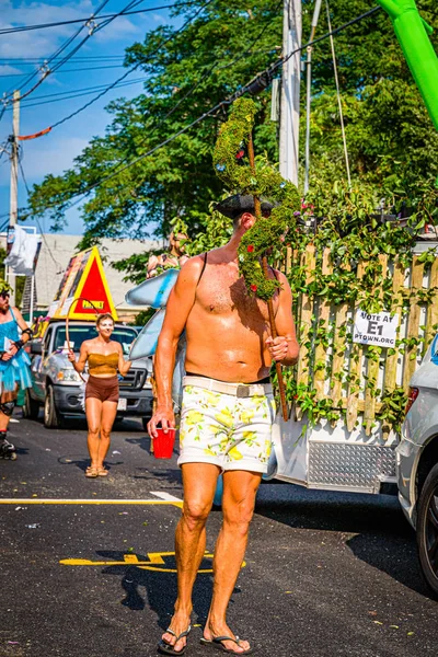 Provincetown, Massachusetts US - 22. August 2019 Menschen laufen bei der jährlichen Karnevalsparade in Provincetown auf der Commercial Street. — Stockfoto