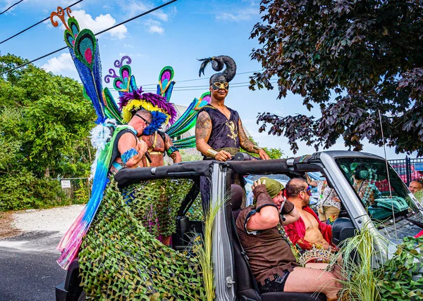 Provincetown, Massachusetts USA - sierpień 22, 2019 Ludzie spacerujący w corocznej Paradzie Karnawałowej Provincetown na Commercial Street. — Zdjęcie stockowe