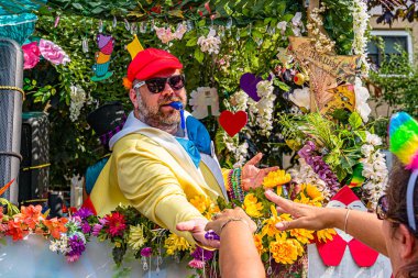 Provincetown, Massachusetts ABD - 22 Ağustos 2019 Ticaret Caddesi 'ndeki Yıllık Provincetown Karnaval Yürüyüşü.