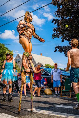 Provincetown, Massachusetts ABD - 22 Ağustos 2019 Ticaret Caddesi 'ndeki Yıllık Provincetown Karnaval Yürüyüşü.
