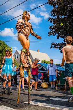 Provincetown, Massachusetts ABD - 22 Ağustos 2019 Ticaret Caddesi 'ndeki Yıllık Provincetown Karnaval Yürüyüşü.