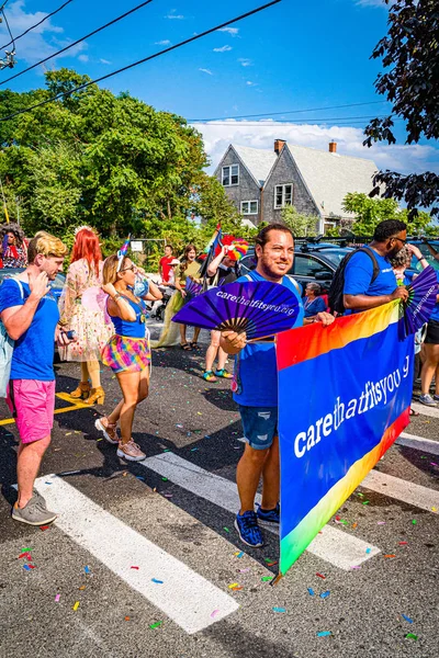 Provincetown, Massachusetts USA - sierpień 22, 2019 Ludzie spacerujący w corocznej Paradzie Karnawałowej Provincetown na Commercial Street. — Zdjęcie stockowe