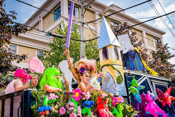 Provincetown, Massachusetts ABD - 22 Ağustos 2019 Ticaret Caddesi 'ndeki Yıllık Provincetown Karnaval Yürüyüşü. — Stok fotoğraf