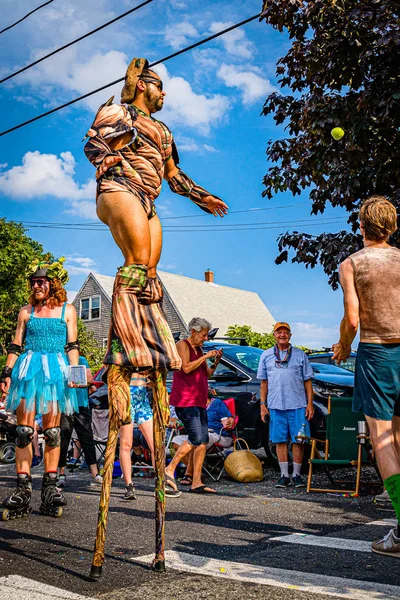 Provincetown, Massachusetts, USA - 22 augusti 2019 Personer som promenerar i den årliga karnevalsparaden på Commercial Street. — Stockfoto