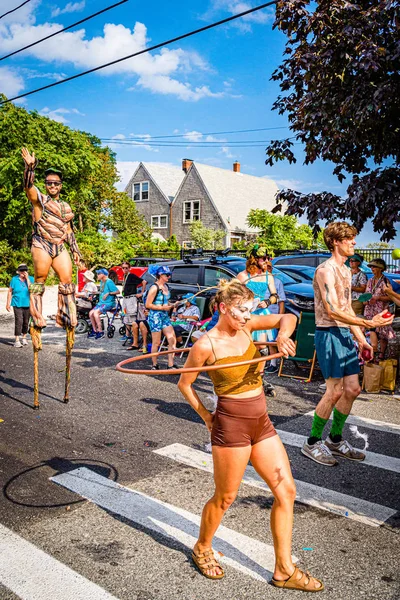 2019年8月22日美国麻萨诸塞州城市- -人们在商业街的年度城市狂欢节游行中散步. — 图库照片