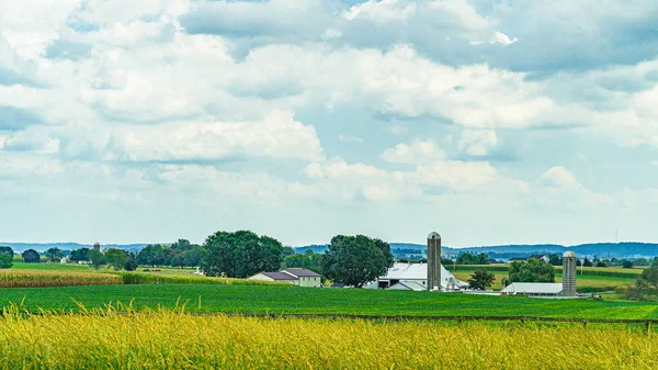 Amish campo granja granero agricultura en Lancaster, PA US — Foto de Stock