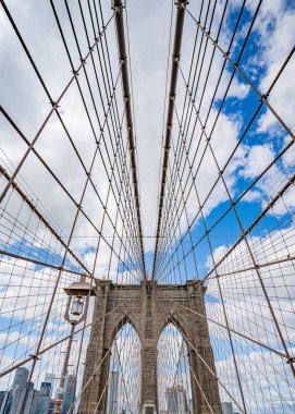 Brooklyn Köprüsü, East River 'dan Alçak Manhattan New York' a. Geniş açı görünümü