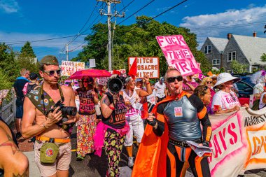 Provincetown, Massachusetts ABD - 22 Ağustos 2019 Ticaret Caddesi 'ndeki Yıllık Provincetown Karnaval Yürüyüşü.