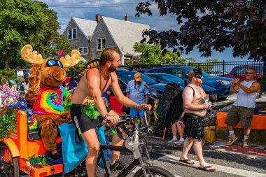 Provincetown, Massachusetts ABD - 22 Ağustos 2019 Ticaret Caddesi 'ndeki Yıllık Provincetown Karnaval Yürüyüşü.