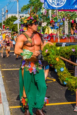 Provincetown, Massachusetts ABD - 22 Ağustos 2019 Ticaret Caddesi 'ndeki Yıllık Provincetown Karnaval Yürüyüşü.
