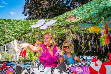 Provincetown, Massachusetts ABD - 22 Ağustos 2019 Ticaret Caddesi 'ndeki Yıllık Provincetown Karnaval Yürüyüşü.