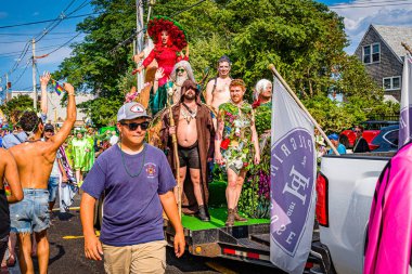 Provincetown, Massachusetts ABD - 22 Ağustos 2019 Ticaret Caddesi 'ndeki Yıllık Provincetown Karnaval Yürüyüşü.