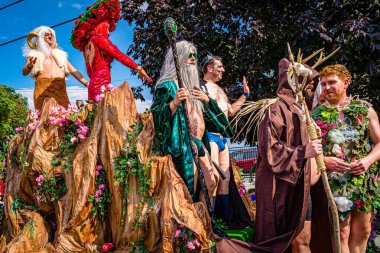 Provincetown, Massachusetts ABD - 22 Ağustos 2019 Ticaret Caddesi 'ndeki Yıllık Provincetown Karnaval Yürüyüşü.