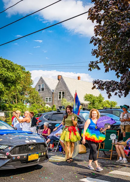 Provincetown, Massachusetts USA - sierpień 22, 2019 Ludzie spacerujący w corocznej Paradzie Karnawałowej Provincetown na Commercial Street. — Zdjęcie stockowe