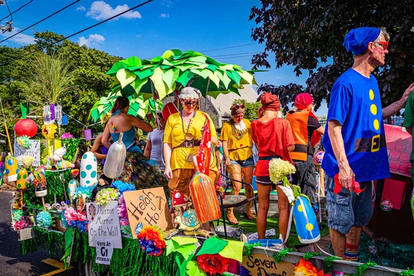 Provincetown, Massachusetts ABD - 22 Ağustos 2019 Ticaret Caddesi 'ndeki Yıllık Provincetown Karnaval Yürüyüşü. — Stok fotoğraf