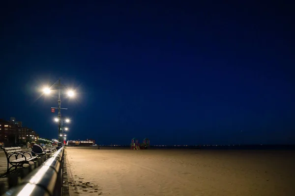 Brooklyn, new york - 4. octouber 2019: brighton beach, coney island boardwalk in brooklyn, new york at sunset. — Stockfoto